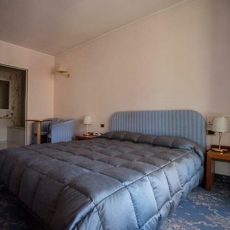 אאוסטה Hostellerie Du Cheval Blanc מראה חיצוני תמונה