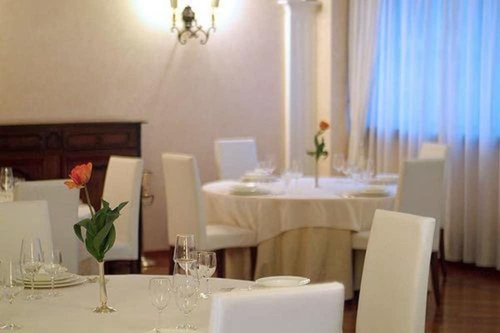 אאוסטה Hostellerie Du Cheval Blanc מראה חיצוני תמונה