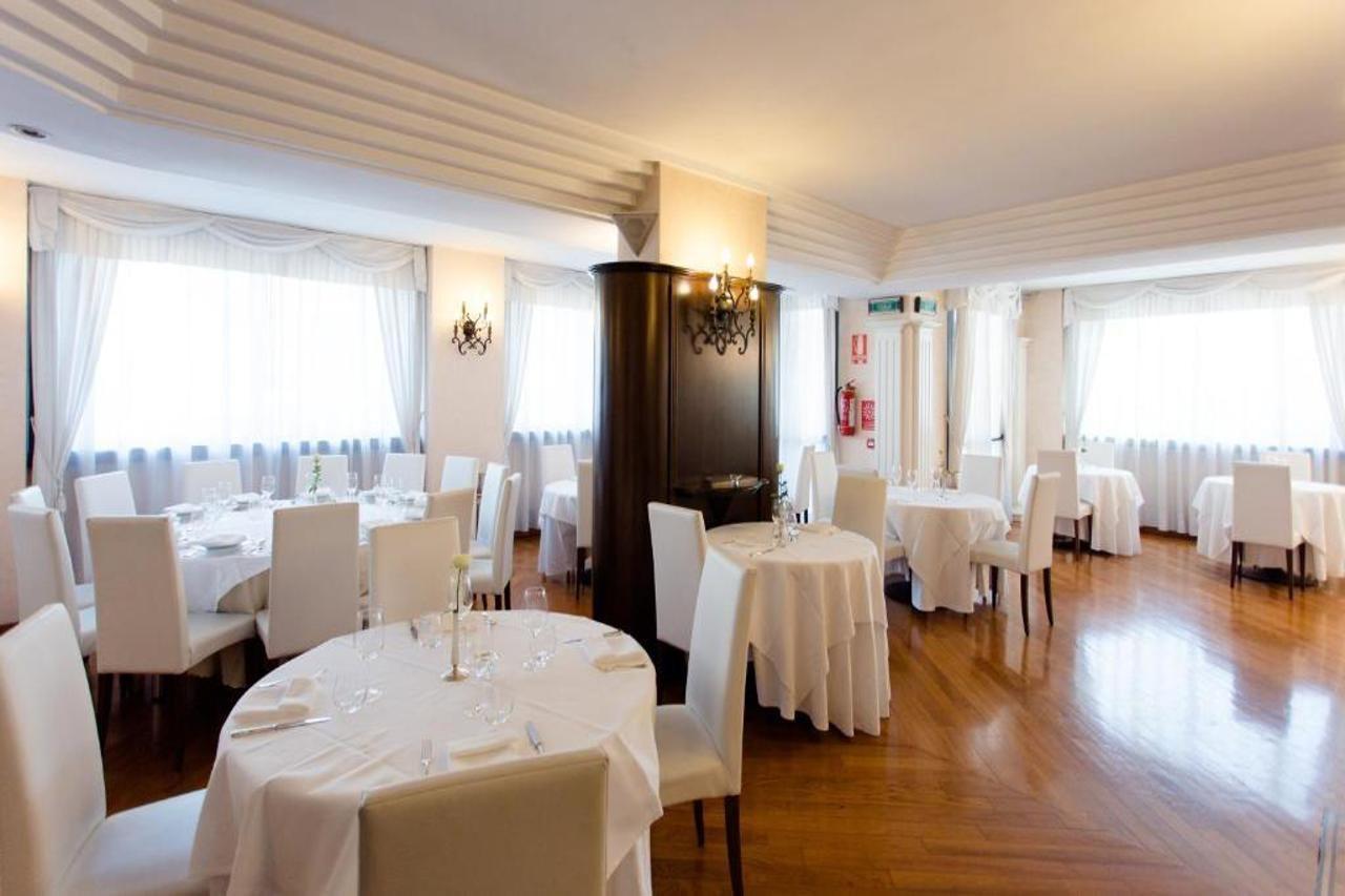 אאוסטה Hostellerie Du Cheval Blanc מראה חיצוני תמונה