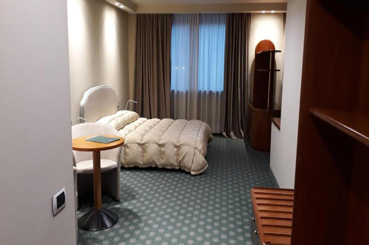 אאוסטה Hostellerie Du Cheval Blanc מראה חיצוני תמונה