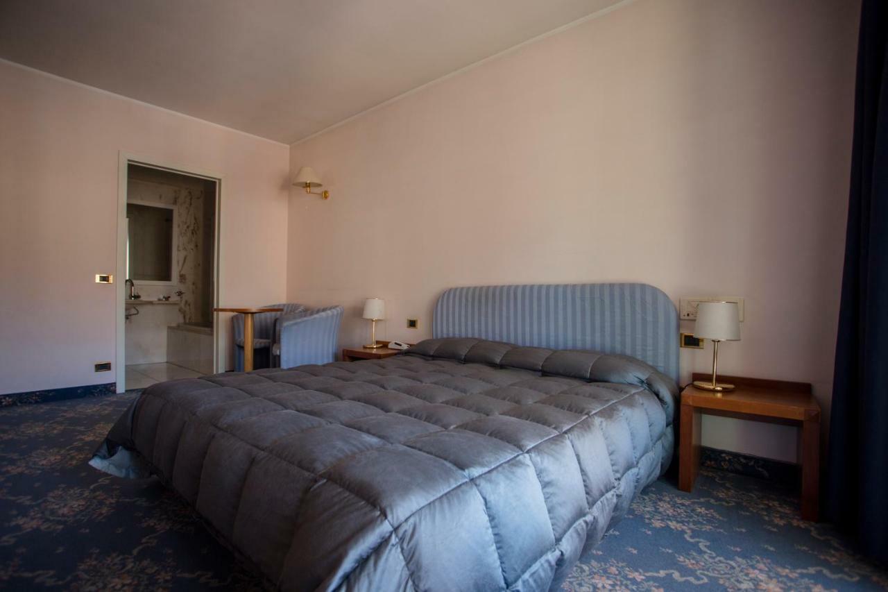אאוסטה Hostellerie Du Cheval Blanc מראה חיצוני תמונה