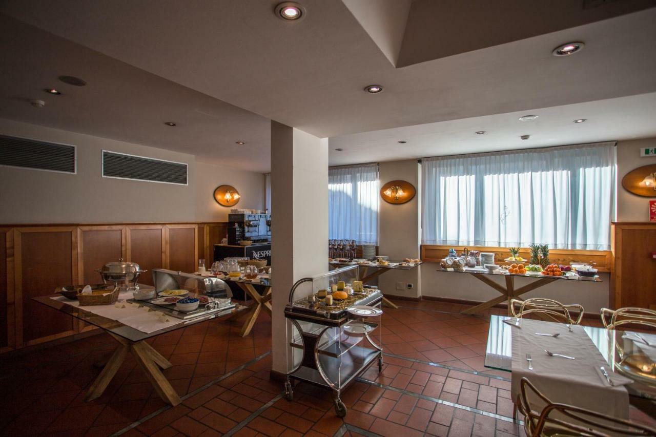 אאוסטה Hostellerie Du Cheval Blanc מראה חיצוני תמונה