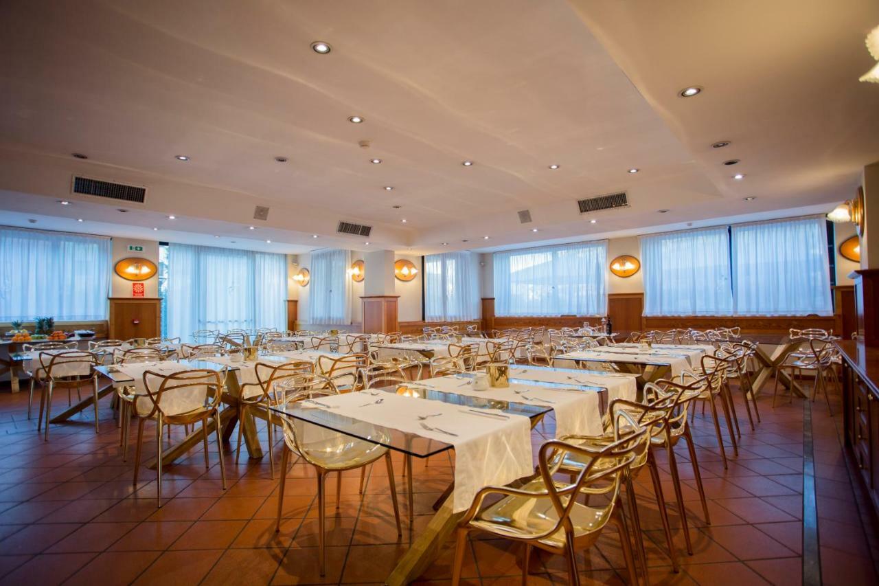 אאוסטה Hostellerie Du Cheval Blanc מראה חיצוני תמונה