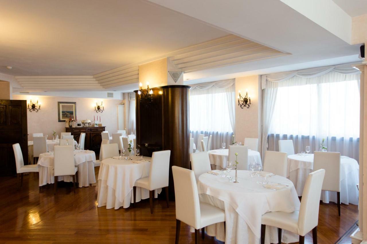 אאוסטה Hostellerie Du Cheval Blanc מראה חיצוני תמונה