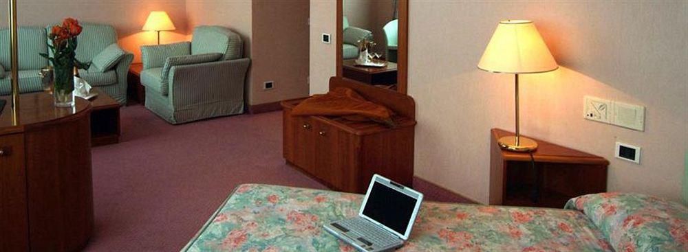 אאוסטה Hostellerie Du Cheval Blanc מראה חיצוני תמונה