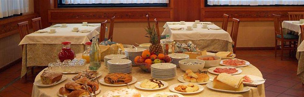 אאוסטה Hostellerie Du Cheval Blanc מראה חיצוני תמונה